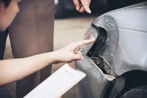 agente seguros que-trabaja en accidente